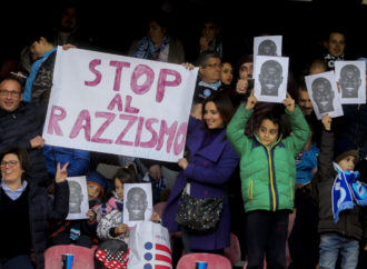 Al Reves realizza borse contro il razzismo