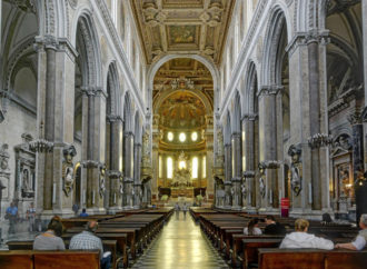 Il Duomo di Napoli apre per il pranzo di Natale