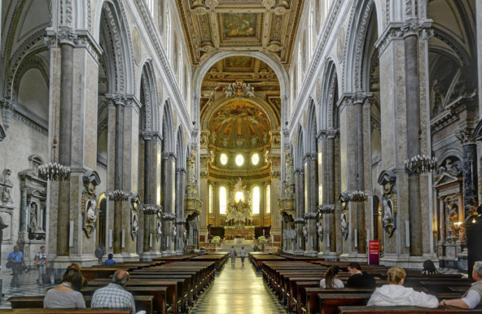 Il Duomo di Napoli apre per il pranzo di Natale