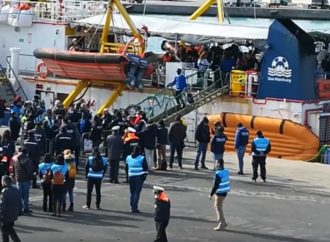 La Sea Watch sbarca a Catania