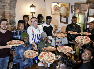 Pizza contro il razzismo con i migranti