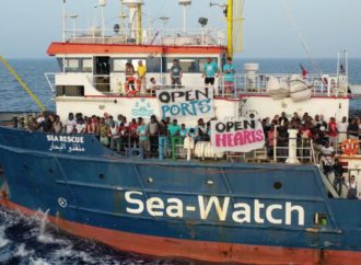 Sea Watch ancora fuori Lampedusa