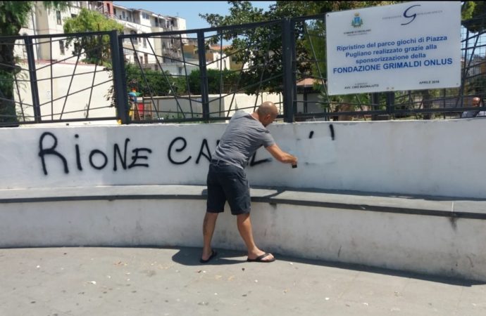 Piazza Pugliano ripulita dai cittadini