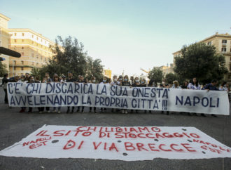 Rifiuti Napoli, protesta al Comune