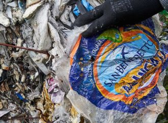 Greenpeace: stop alle bottiglie di plastica