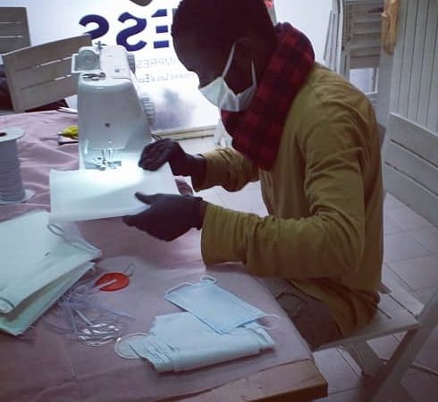Modena, i migranti cuciono le mascherine