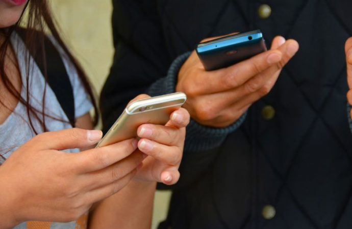 I giovani si rifugiano sempre più nella rete
