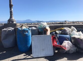 Caccia alla plastica nel mare di Napoli