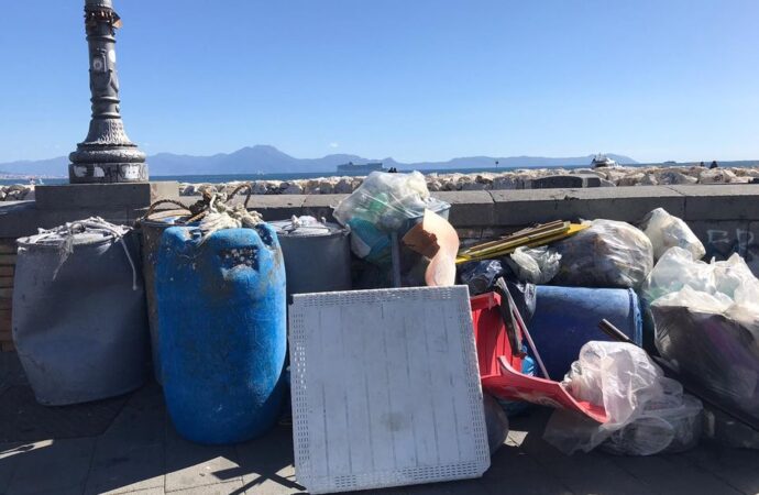 Caccia alla plastica nel mare di Napoli
