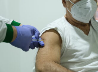 Toscana, difficoltà per vaccino a persone fragili