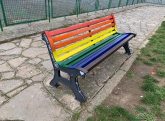 Una panchina arcobaleno alla Camera