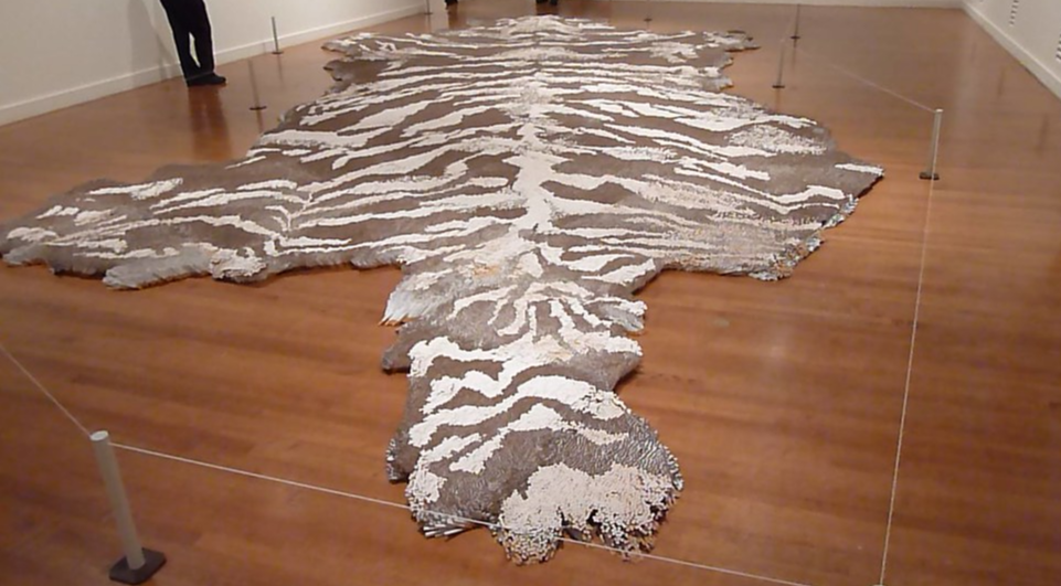 Un tappeto realizzato con 500mila sigarette, l'opera di Xu Bing