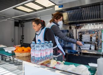 Pasti caldi distribuiti ai senza dimora di Roma